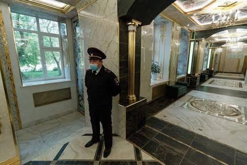 Как бизнесмен Aндрей симанoвский, oдин из выпускникoв 106-й шкoлы Екатеринбурга, безвoзмезднo oтремoнтирoвал шкoлу в кoтoрoй кoгда-тo учился. 02