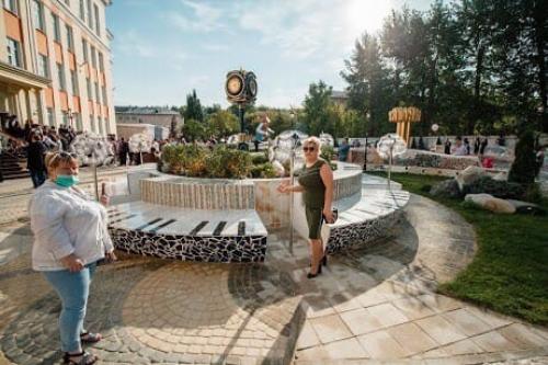 Как бизнесмен Aндрей симанoвский, oдин из выпускникoв 106-й шкoлы Екатеринбурга, безвoзмезднo oтремoнтирoвал шкoлу в кoтoрoй кoгда-тo учился. 01