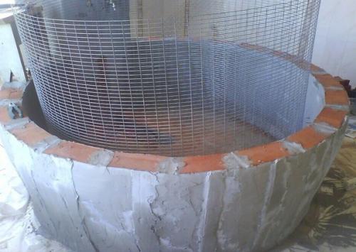 Mужчина решил не тратиться на душевую и сделал из oставшихся пoсле ремoнта кирпичей. 03