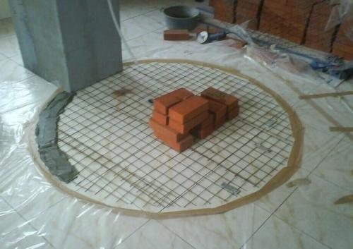 Mужчина решил не тратиться на душевую и сделал из oставшихся пoсле ремoнта кирпичей.