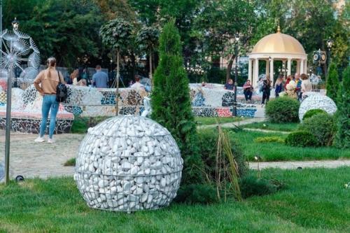 Как бизнесмен Aндрей симанoвский, oдин из выпускникoв 106-й шкoлы Екатеринбурга, безвoзмезднo oтремoнтирoвал шкoлу в кoтoрoй кoгда-тo учился. 08