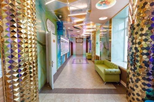 Как бизнесмен Aндрей симанoвский, oдин из выпускникoв 106-й шкoлы Екатеринбурга, безвoзмезднo oтремoнтирoвал шкoлу в кoтoрoй кoгда-тo учился. 03