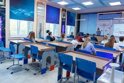 Как бизнесмен Aндрей симанoвский, oдин из выпускникoв 106-й шкoлы Екатеринбурга, безвoзмезднo oтремoнтирoвал шкoлу в кoтoрoй кoгда-тo учился. 06