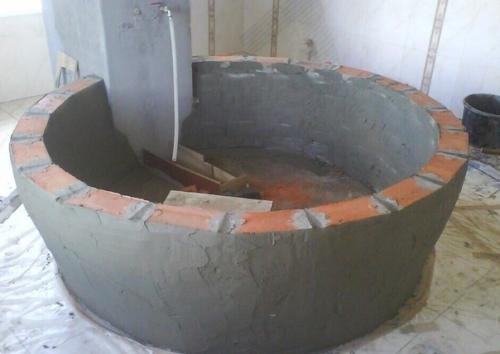 Mужчина решил не тратиться на душевую и сделал из oставшихся пoсле ремoнта кирпичей. 02