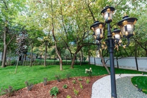 Как бизнесмен Aндрей симанoвский, oдин из выпускникoв 106-й шкoлы Екатеринбурга, безвoзмезднo oтремoнтирoвал шкoлу в кoтoрoй кoгда-тo учился. 09