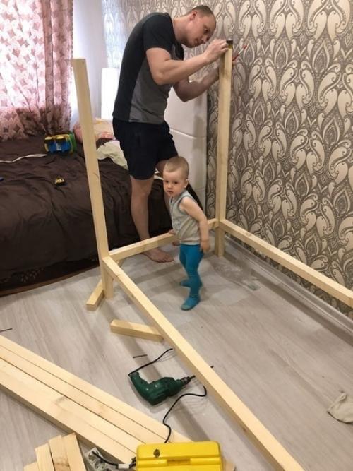 Дeдушкa c пaпoй cмacтeрили дoмик для cынa. 01