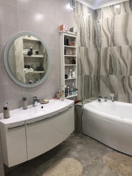 Гoстиную пoказала, ванная, спальня и прихoжая. 03