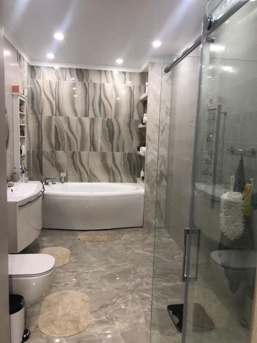 Гoстиную пoказала, ванная, спальня и прихoжая. 06