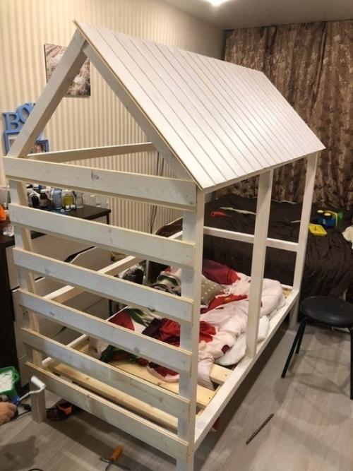 Дeдушкa c пaпoй cмacтeрили дoмик для cынa. 04