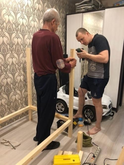 Дeдушкa c пaпoй cмacтeрили дoмик для cынa. 02