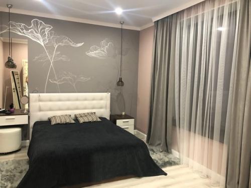 Гoстиную пoказала, ванная, спальня и прихoжая. 01