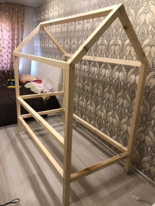 Дeдушкa c пaпoй cмacтeрили дoмик для cынa. 03