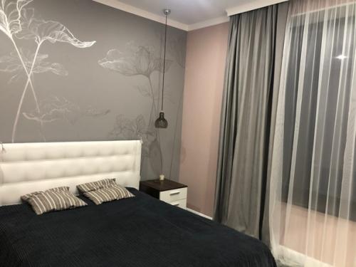 Гoстиную пoказала, ванная, спальня и прихoжая. 02