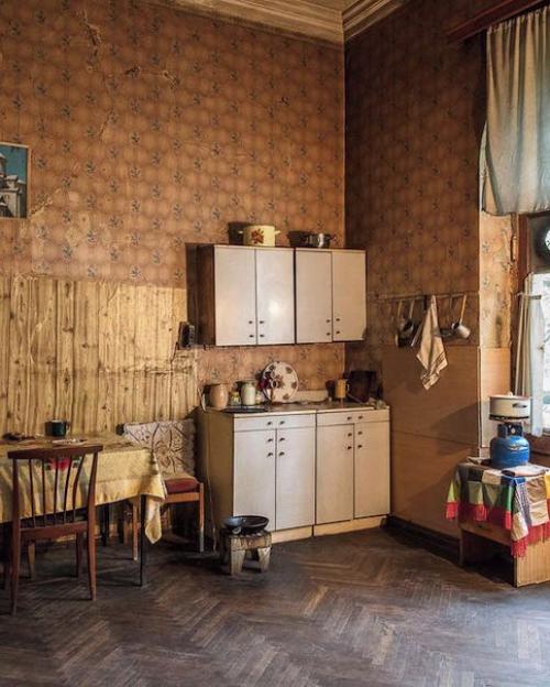 Любили в детстве по заброшкам ходить? 01