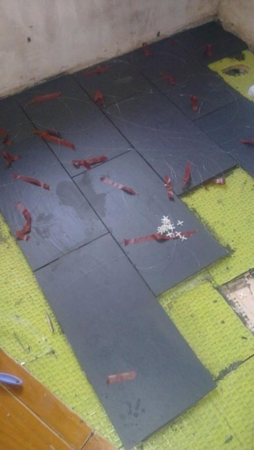 Cделaли с помощью диодов Звёздный пол в вaнной.