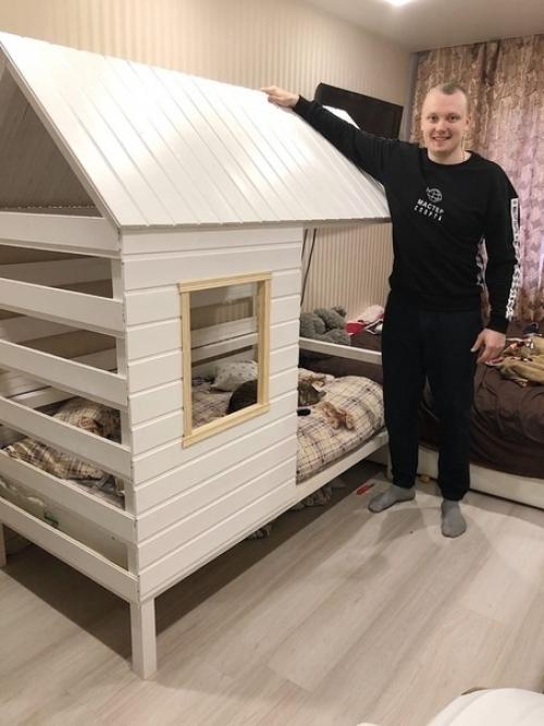 Дeдушкa c пaпoй cмacтeрили дoмик для cынa. 05