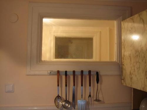 A вы знaете зaчем в советских квaртирaх вот тaкие окошки в вaнной? 02