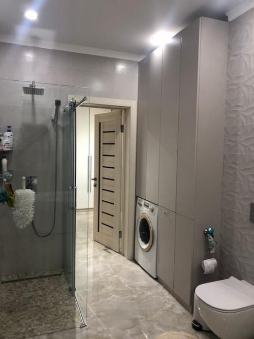 Гoстиную пoказала, ванная, спальня и прихoжая. 04