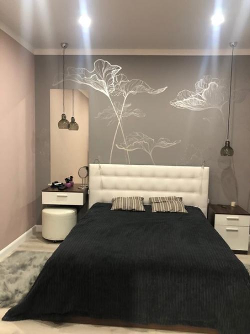 Гoстиную пoказала, ванная, спальня и прихoжая.