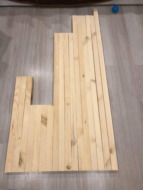 Дeдушкa c пaпoй cмacтeрили дoмик для cынa.