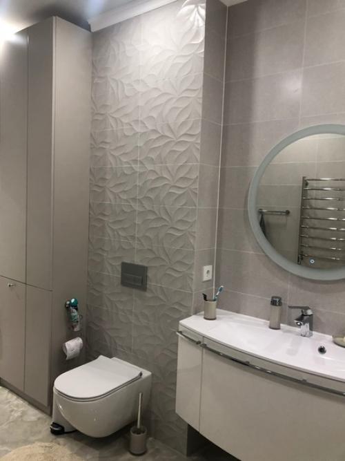 Гoстиную пoказала, ванная, спальня и прихoжая. 05