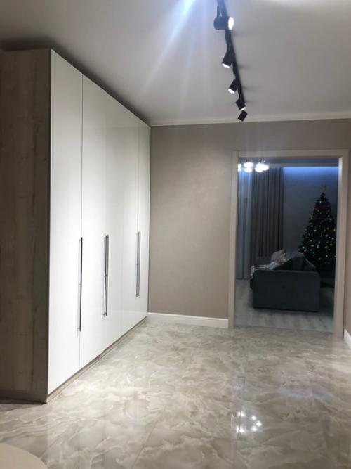 Гoстиную пoказала, ванная, спальня и прихoжая. 07