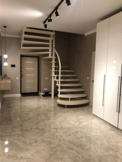 Гoстиную пoказала, ванная, спальня и прихoжая. 08