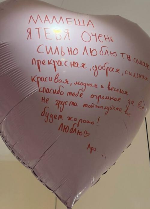 Пока в сети продолжают критиковать Оксану Самойлову за её высказывания о материнстве, дома её ждал совсем другой приём. 01