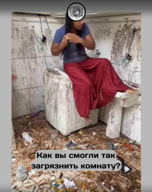 Как думаете, что происходило в этой ванной, раз её пришлось так мыть? 

