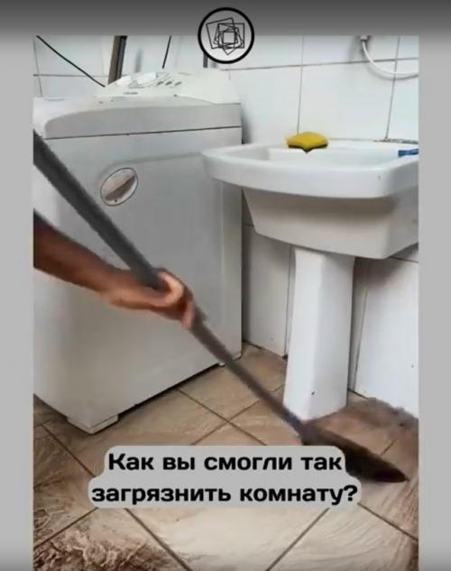 Как думаете, что происходило в этой ванной, раз её пришлось так мыть? 03