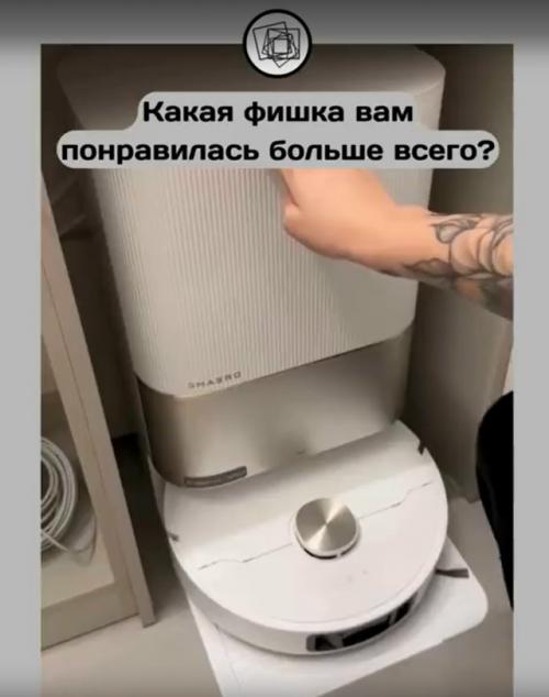 Девушка интересные фишки своей квартиры показывает. 02