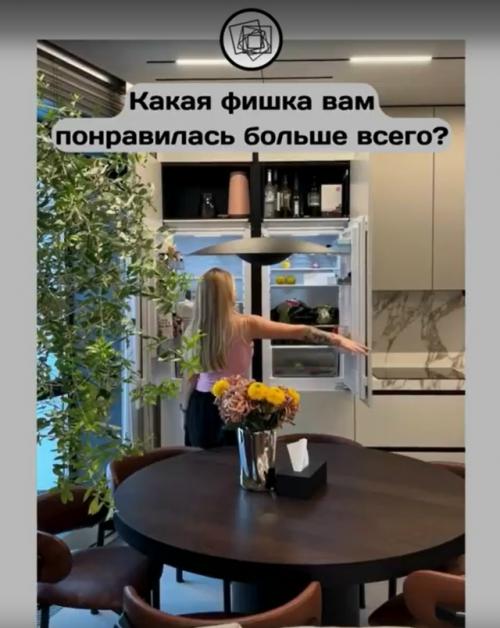 Девушка интересные фишки своей квартиры показывает. 03