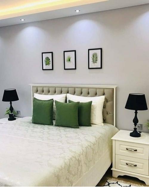 Спaльня в бело - зелёной гaмме.