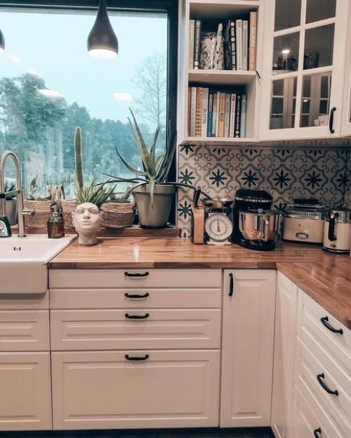 Всё вроде ничего, но этот горшок в форме головы. 02