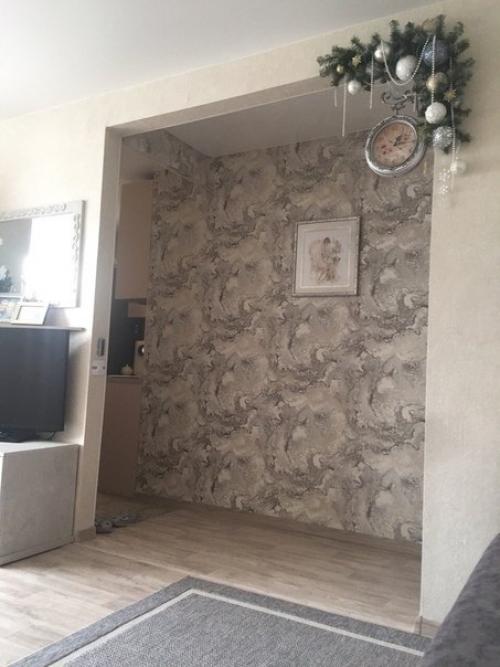 Интерьер проходной гостиной в хрущевке.