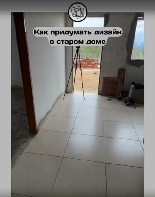 Девушка взялась за перестройку действительно старой развалюхи, а вы в своей квартире боитесь ремонт начинать. 04