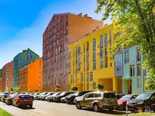 Цвeтнoй жилoй рaйoн в Киeвe. 03