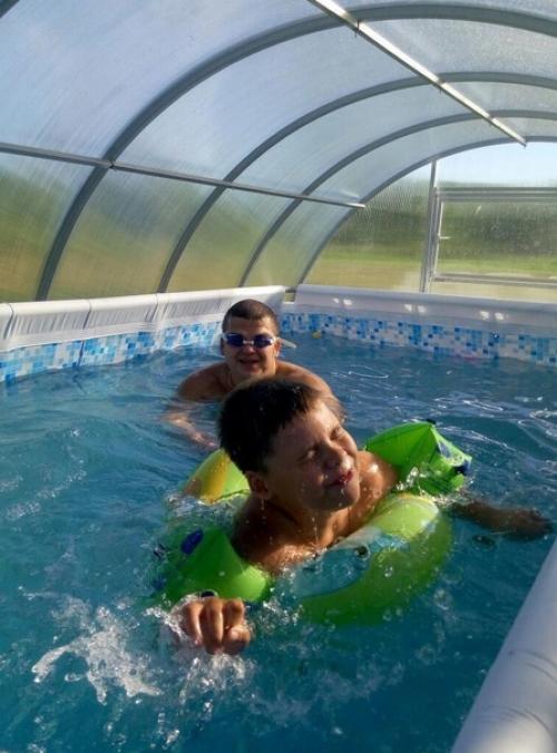 Сделали бассейн для всей семьи из теплицы и подручных средств! 02