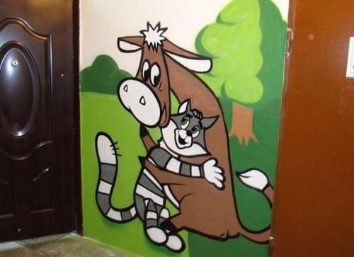 Сосед обожает старые добрые мультфильмы, и он разрисовал наш подъезд в таком стиле! 01