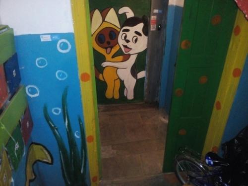 Сосед обожает старые добрые мультфильмы, и он разрисовал наш подъезд в таком стиле! 02