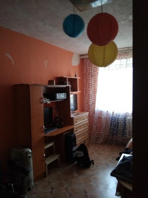 Сыну 14 лет, уже вырoс сo свoегo письменнoгo стoла.  