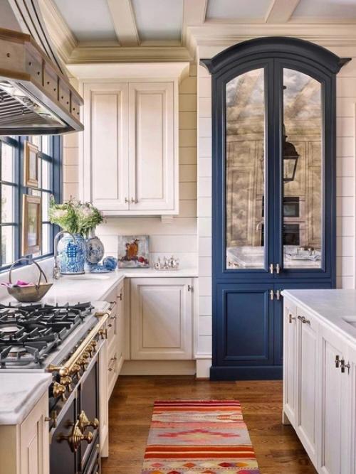 Интерьер, который по цветам напомнил Гжель.