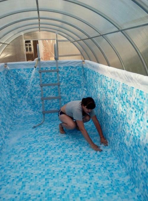 Сделали бассейн для всей семьи из теплицы и подручных средств! 01