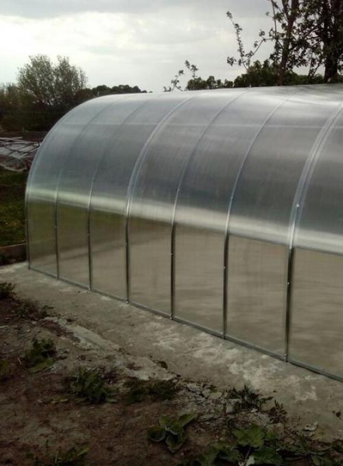 Сделали бассейн для всей семьи из теплицы и подручных средств!