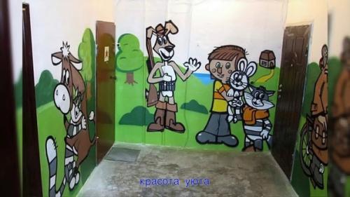 Сосед обожает старые добрые мультфильмы, и он разрисовал наш подъезд в таком стиле!