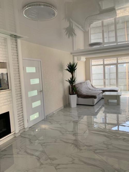 Белый пол в интерьере считают одним из самых опрометчивых решений. 03