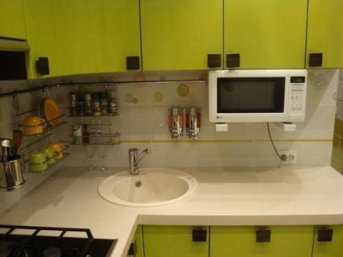 Маленькая жёлтая кухонька. 02