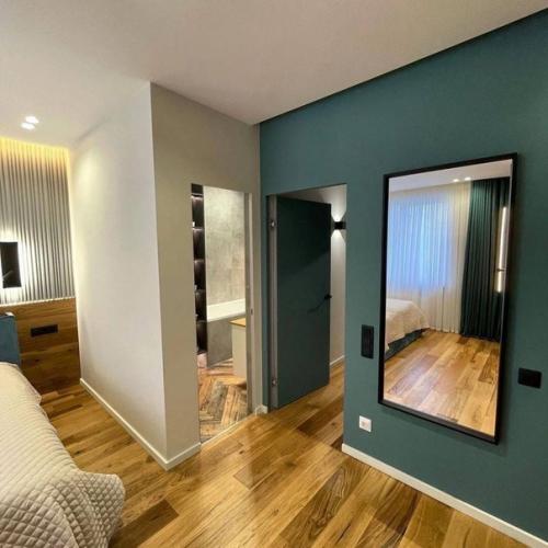 Пыльный изумруд отлично сочетается с нейтральными цветами: серый, бежевый, белый. 07