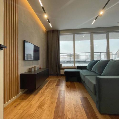 Пыльный изумруд отлично сочетается с нейтральными цветами: серый, бежевый, белый.