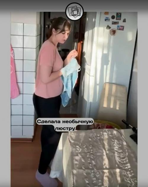 Девушка на необычный эксперимент со старой люстрой решилась. 01